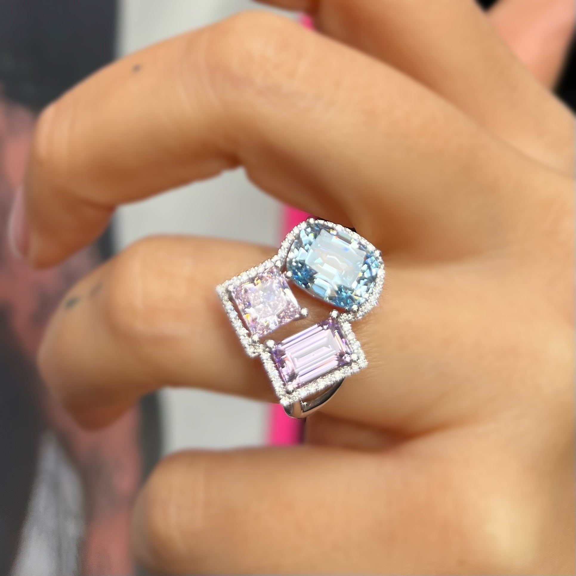 Пръстен с диаманти и цветни скъпоценни камъни 10.66 карата